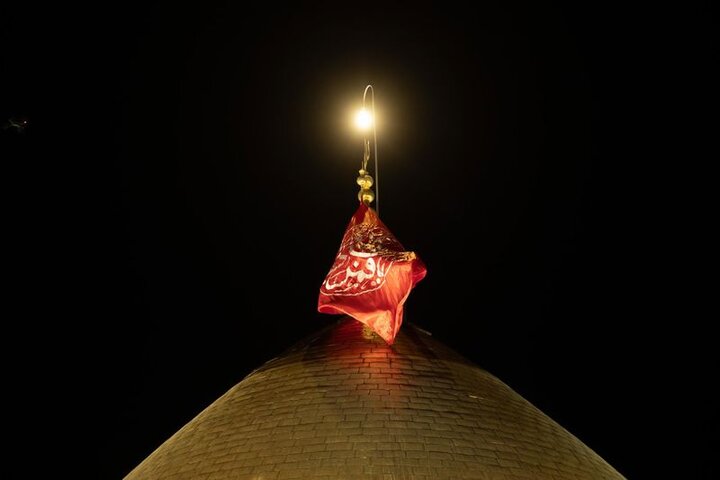 استبدال راية قبة مرقد أبي الفضل العباس (عليه السلام) مع غرة شهر ربيع الأول