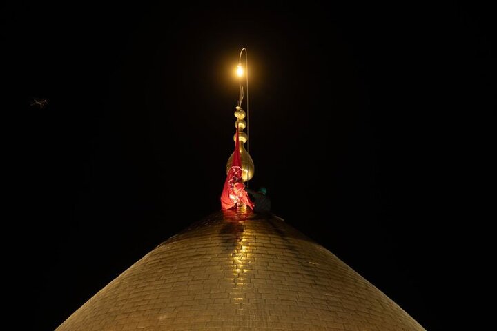 استبدال راية قبة مرقد أبي الفضل العباس (عليه السلام) مع غرة شهر ربيع الأول