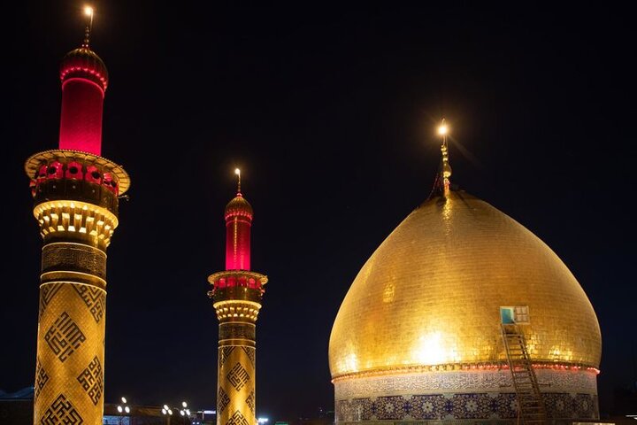 استبدال راية قبة مرقد أبي الفضل العباس (عليه السلام) مع غرة شهر ربيع الأول