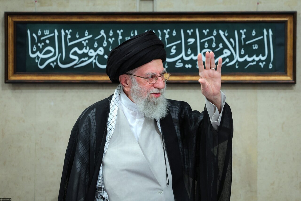 رهبر انقلاب: دشمن به‌دنبال چند صدایی و شکستن اتحاد ایران است/ ضرورت حمایت از خدمتگزاران کشور