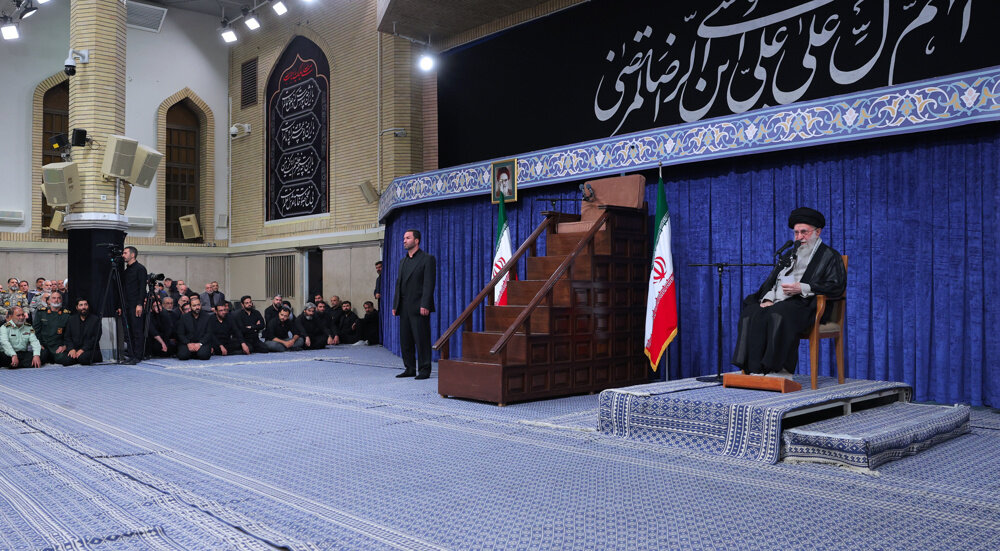 Ajetullah Hamenei: Jedinstvo između naroda, zvaničnika i Oružanih snaga nikada ne smije biti potkopano