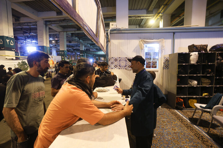 تقرير مصور/ موکب الإمام الرضا(ع) في الحرم الرضوي الطاهر لخدمة الزوار