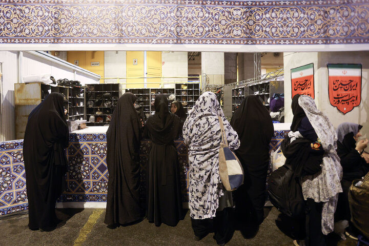 تقرير مصور/ موکب الإمام الرضا(ع) في الحرم الرضوي الطاهر لخدمة الزوار