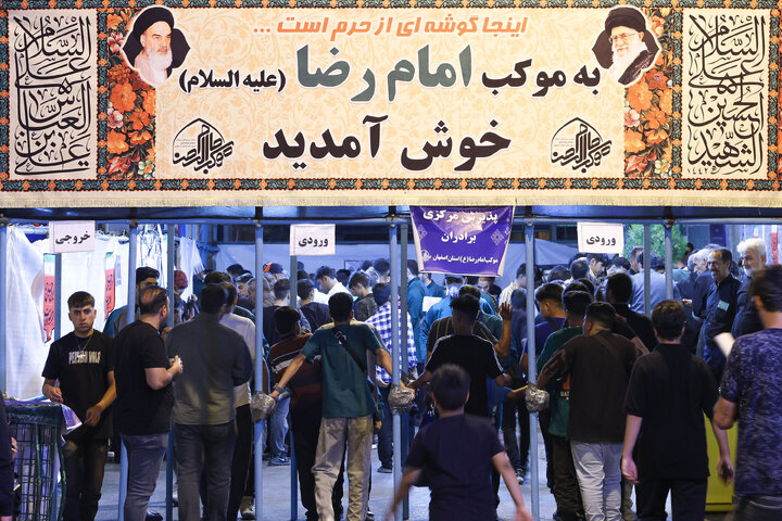 تقرير مصور/ موکب الإمام الرضا(ع) في الحرم الرضوي الطاهر لخدمة الزوار