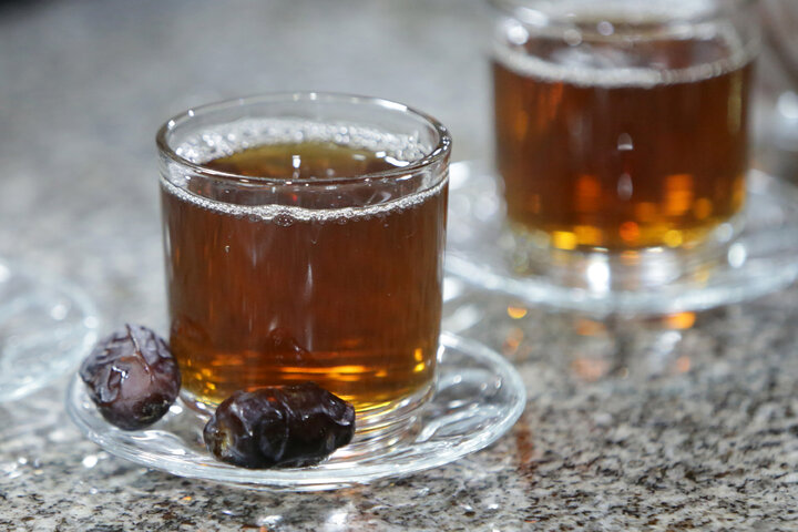 تقرير مصور/ توزيع الشاي والتمر في « شاي خانه» الحرم الرضوي الشریف