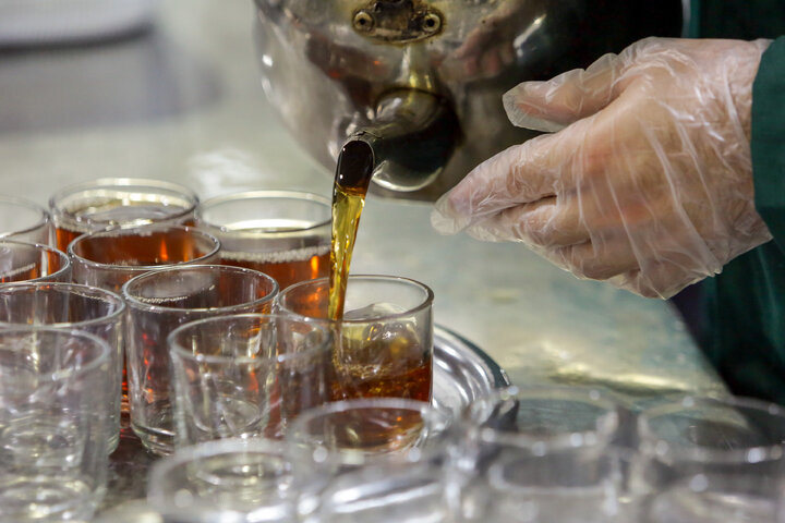 تقرير مصور/ توزيع الشاي والتمر في « شاي خانه» الحرم الرضوي الشریف