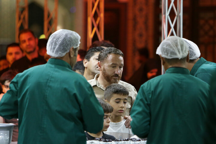 تقرير مصور/ توزيع الشاي والتمر في « شاي خانه» الحرم الرضوي الشریف