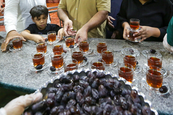 تقرير مصور/ توزيع الشاي والتمر في « شاي خانه» الحرم الرضوي الشریف