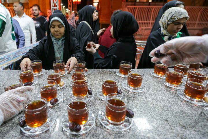 تقرير مصور/ توزيع الشاي والتمر في « شاي خانه» الحرم الرضوي الشریف