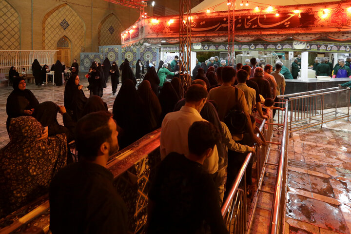 تقرير مصور/ توزيع الشاي والتمر في « شاي خانه» الحرم الرضوي الشریف