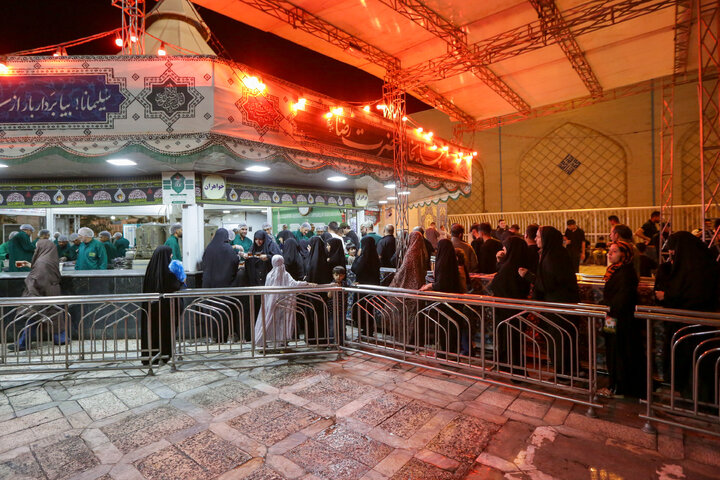 تقرير مصور/ توزيع الشاي والتمر في « شاي خانه» الحرم الرضوي الشریف