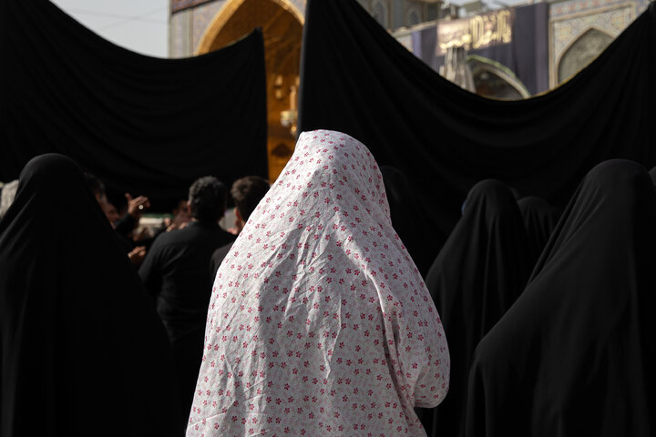 تقرير مصور/ مراسم عزاء يوم استشهاد الإمام الرضا (ع) في الحرم الرضوي الشريف