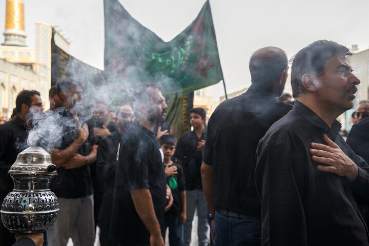 تقرير مصور/ مراسم عزاء يوم استشهاد الإمام الرضا (ع) في الحرم الرضوي الشريف