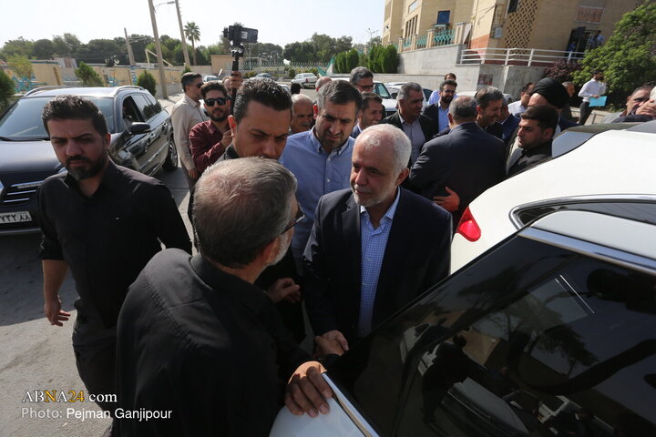 تجدید میثاق با شهدا به مناسبت آغاز هفته دولت در اصفهان