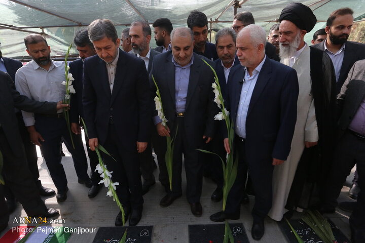 تجدید میثاق با شهدا به مناسبت آغاز هفته دولت در اصفهان