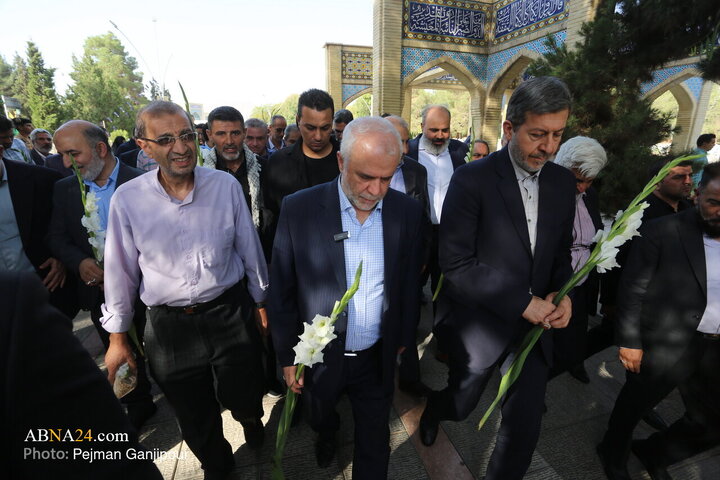 تجدید میثاق با شهدا به مناسبت آغاز هفته دولت در اصفهان