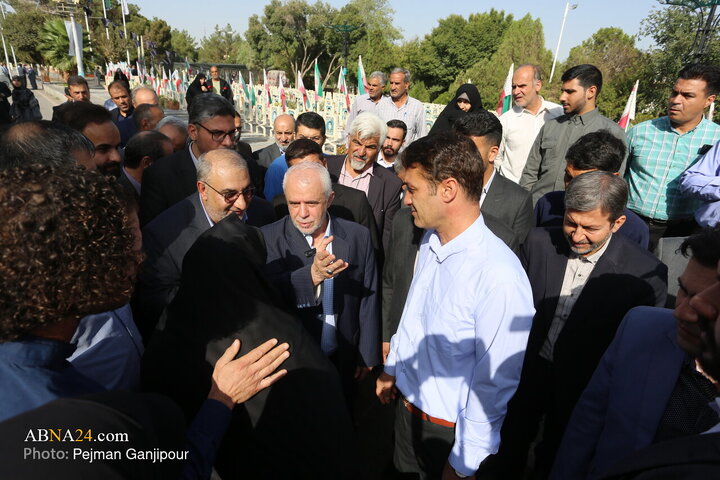 تجدید میثاق با شهدا به مناسبت آغاز هفته دولت در اصفهان