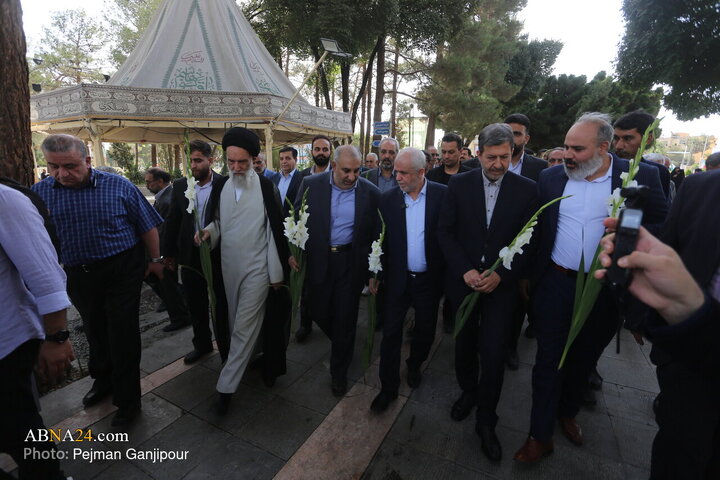 تجدید میثاق با شهدا به مناسبت آغاز هفته دولت در اصفهان