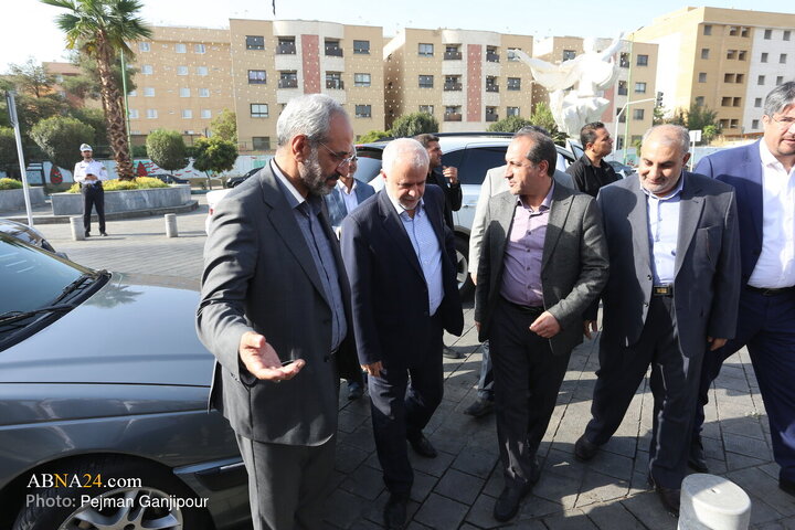 تجدید میثاق با شهدا به مناسبت آغاز هفته دولت در اصفهان