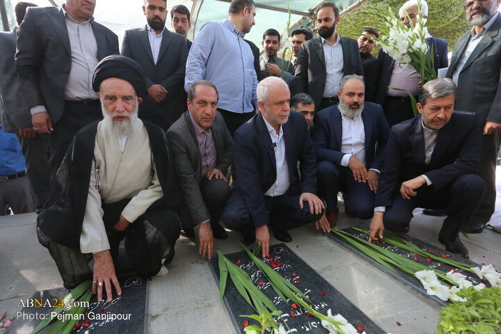 تجدید میثاق با شهدا به مناسبت آغاز هفته دولت در اصفهان