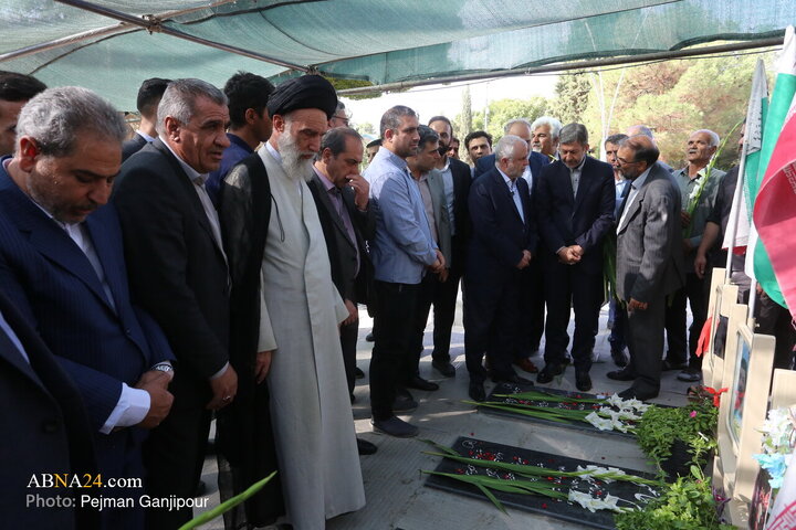 تجدید میثاق با شهدا به مناسبت آغاز هفته دولت در اصفهان