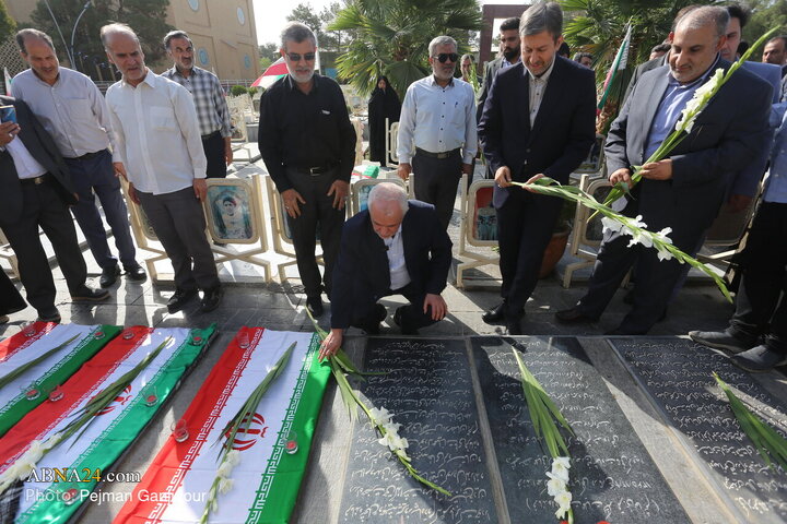 تجدید میثاق با شهدا به مناسبت آغاز هفته دولت در اصفهان