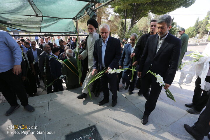 تجدید میثاق با شهدا به مناسبت آغاز هفته دولت در اصفهان