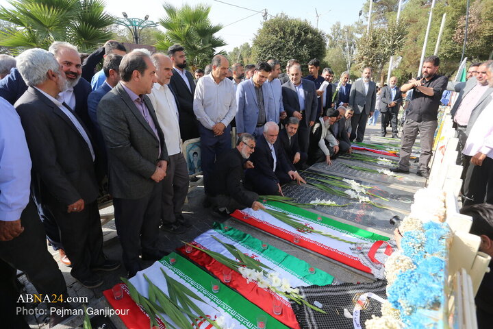 تجدید میثاق با شهدا به مناسبت آغاز هفته دولت در اصفهان