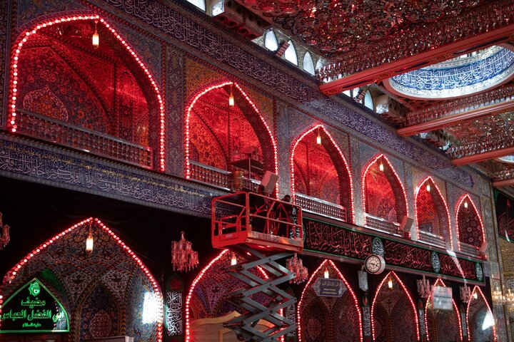 رفع مظاهر الحزن والسواد في مرقد أبي الفضل العباس(عليه السلام) مع حلول شهر ربيع الأول