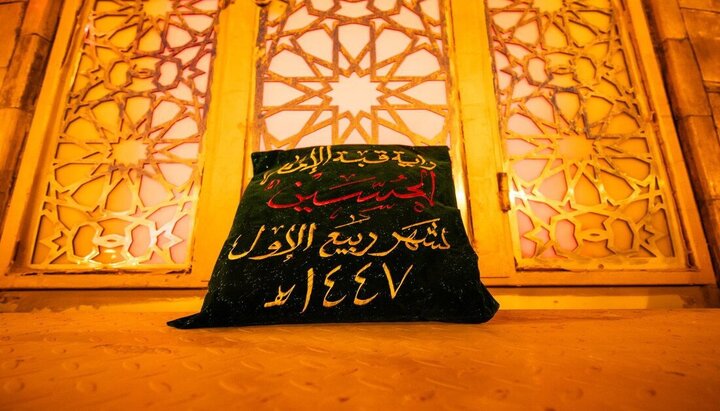 العتبة الحسينية تستبدل الراية السوداء بالحمراء على قبة مرقد الإمام الحسين (ع)