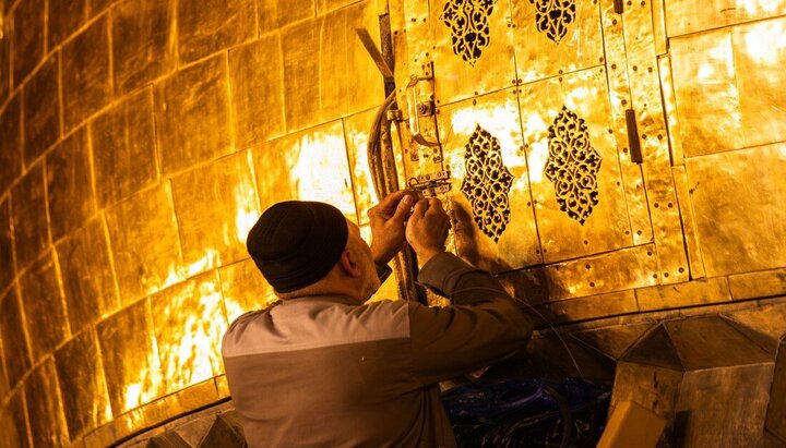 العتبة الحسينية تستبدل الراية السوداء بالحمراء على قبة مرقد الإمام الحسين (ع)