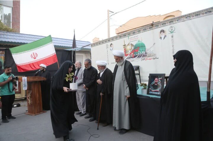 تجلیل از خانواده شهدا در اختتامیه سومین یادواره شهدای همنام امام رضا(ع) در شهر قم