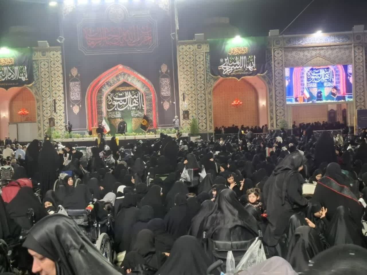 تجمع الزوار العرب في الحرم الرضوي الشریف للمشارکة في مراسم عزاء وفاة خاتم المرسلین(ص)