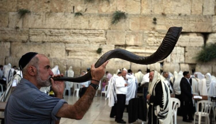 Israeli extremists blow shofar inside Al-Aqsa Mosque