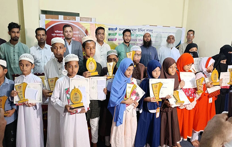 নোয়াখালীতে বন্যায় ত্রাণকাজে অংশ নেওয়া স্বেচ্ছাসেবক ও কৃতি শিক্ষার্থীদের সংবর্ধনা