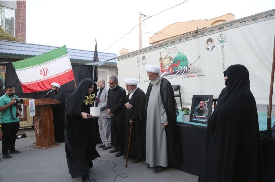 تجلیل از خانواده شهدا در اختتامیه سومین یادواره شهدای همنام امام رضا(ع) در شهر قم