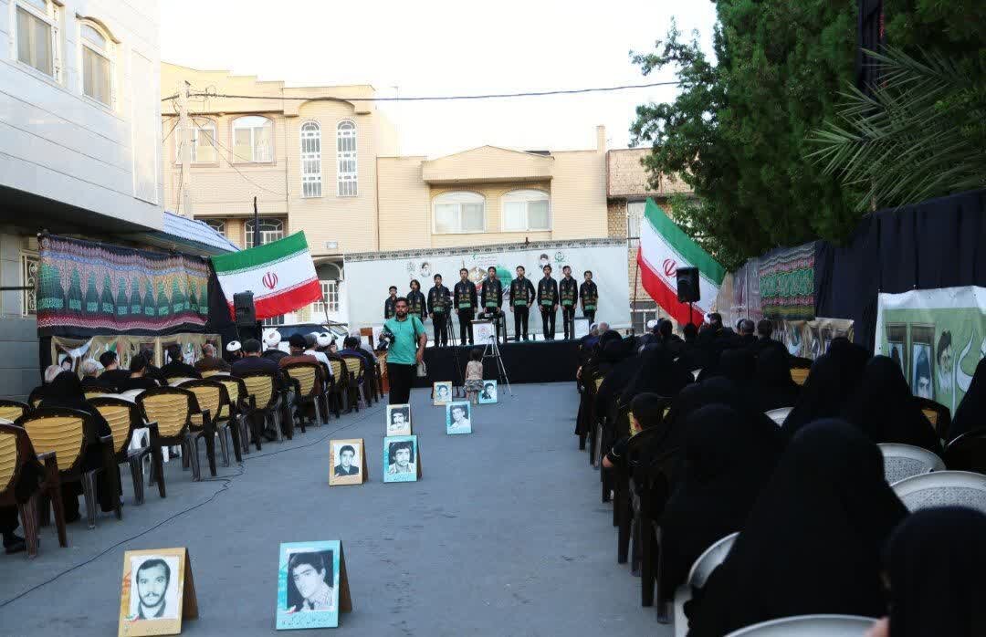 تجلیل از خانواده شهدا در اختتامیه سومین یادواره شهدای همنام امام رضا(ع) در شهر قم