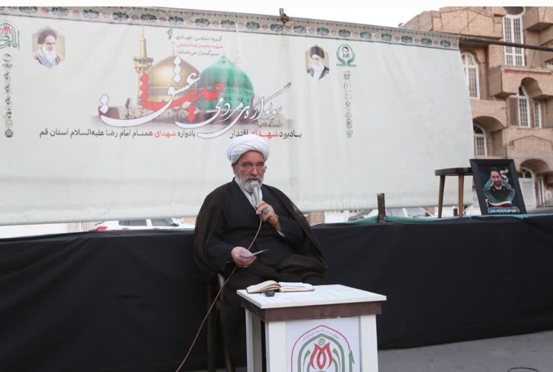 تجلیل از خانواده شهدا در اختتامیه سومین یادواره شهدای همنام امام رضا(ع) در شهر قم