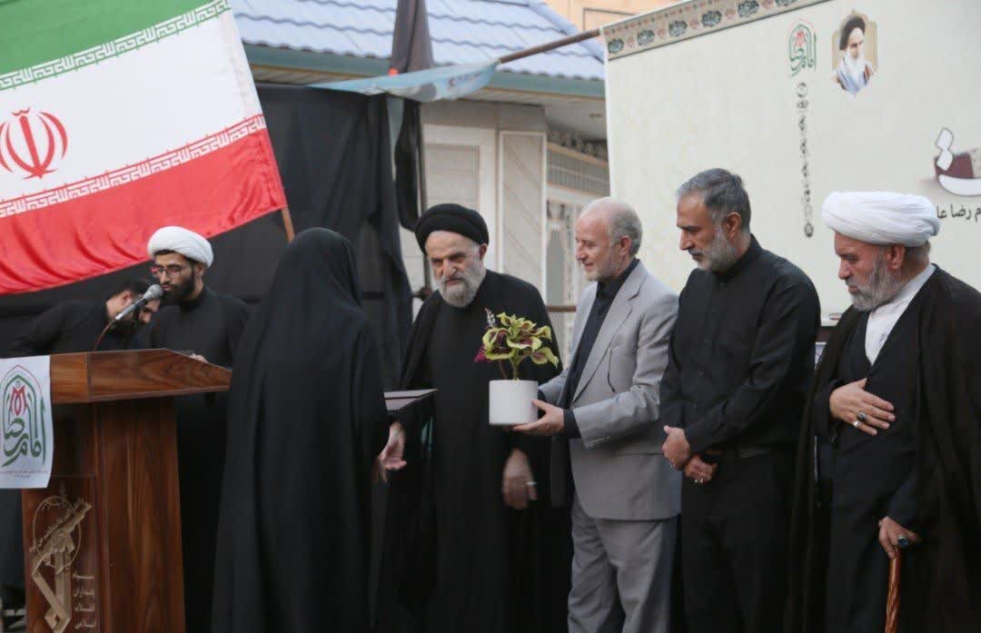 تجلیل از خانواده شهدا در اختتامیه سومین یادواره شهدای همنام امام رضا(ع) در شهر قم
