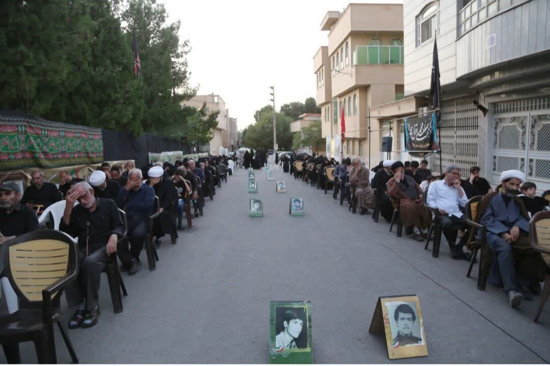 تجلیل از خانواده شهدا در اختتامیه سومین یادواره شهدای همنام امام رضا(ع) در شهر قم