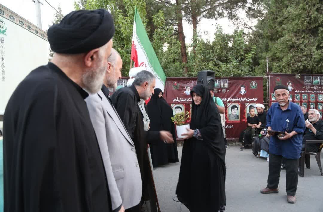 تجلیل از خانواده شهدا در اختتامیه سومین یادواره شهدای همنام امام رضا(ع) در شهر قم