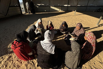 Foto Xəbər | 73 yaşlı fələstinli qadın Əl-Məvasi düşərgəsində Qur`an təlimini keçir