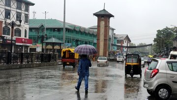 भारत: भूस्खलन और बाढ़ का खतरा, पहाड़ी क्षेत्रों में रेड अलर्ट।