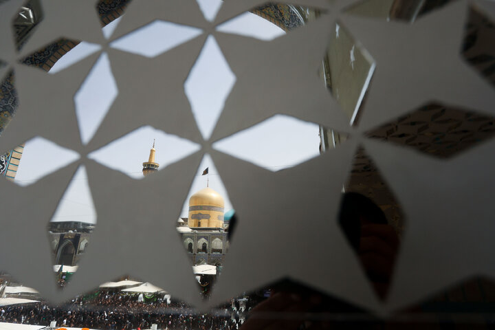 تقرير مصور/ مراسم عزاء يوم استشهاد الإمام الرضا (ع) في الحرم الرضوي الشريف