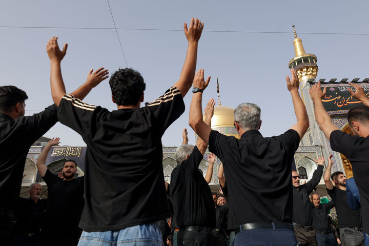 تقرير مصور/ مراسم عزاء يوم استشهاد الإمام الرضا (ع) في الحرم الرضوي الشريف