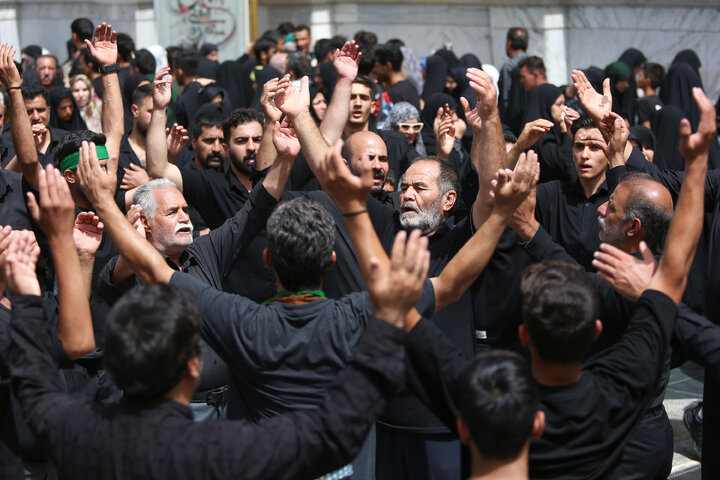 تقرير مصور/ مراسم عزاء يوم استشهاد الإمام الرضا (ع) في الحرم الرضوي الشريف