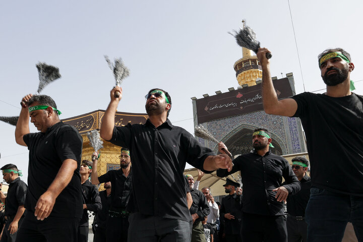تقرير مصور/ مراسم عزاء يوم استشهاد الإمام الرضا (ع) في الحرم الرضوي الشريف