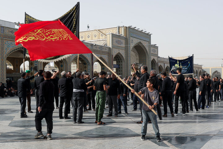 تقرير مصور/ مراسم عزاء يوم استشهاد الإمام الرضا (ع) في الحرم الرضوي الشريف