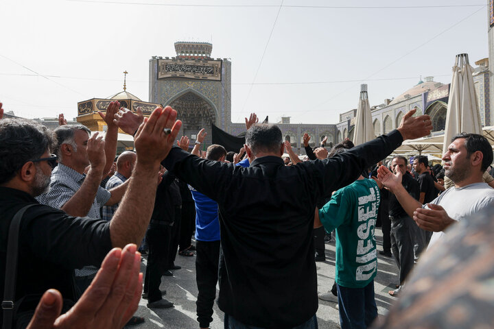 تقرير مصور/ مراسم عزاء يوم استشهاد الإمام الرضا (ع) في الحرم الرضوي الشريف