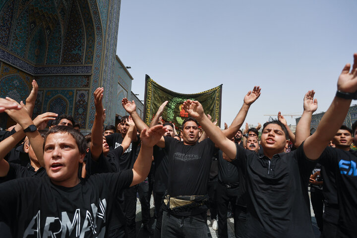 تقرير مصور/ مراسم عزاء يوم استشهاد الإمام الرضا (ع) في الحرم الرضوي الشريف